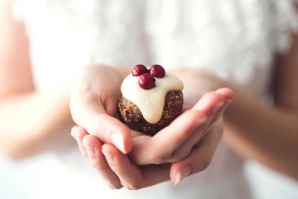 Mini Christmas Pudding Bliss Balls (Raw Vegan)